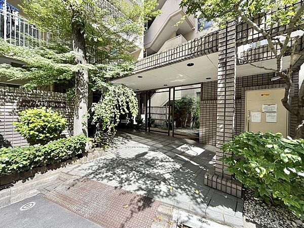 【外観】豊かな植栽に包まれたエントランスアプローチ。緑が導く我が家への道。