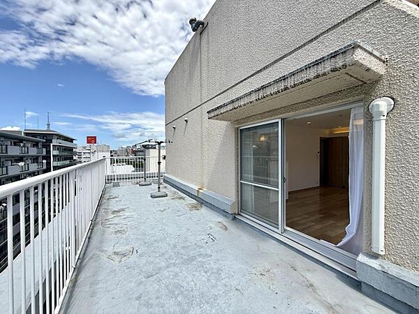 【ルーフバルコニー】広々としたルーフバルコニーで夜風にひと息。都会の喧騒を忘れる静けさがあります。