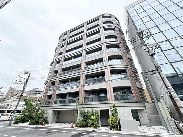 【外観】周囲の街並みと調和する落ち着いた色調。上質な日常を予感させる。