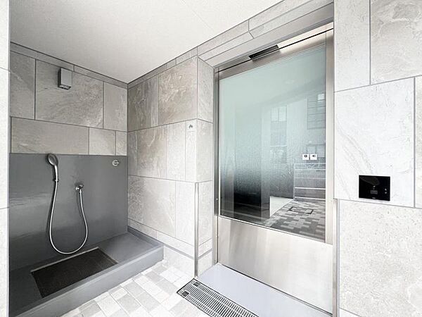 【エントランス】共用部分。ペットの散歩帰りに直接足を洗えるため、お部屋に汚れを持ち込まずに清潔な状態を保つことができます。