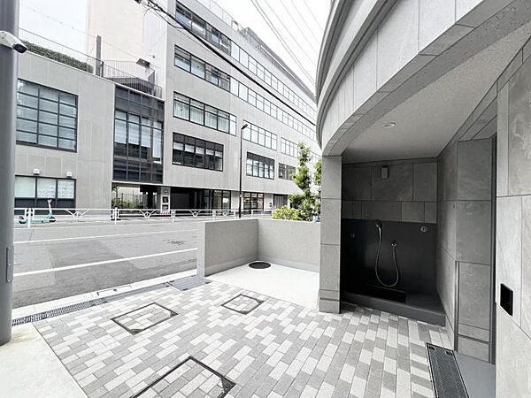 【エントランス】雨上がりのお散歩も安心です。1階の共用部の足洗い場。