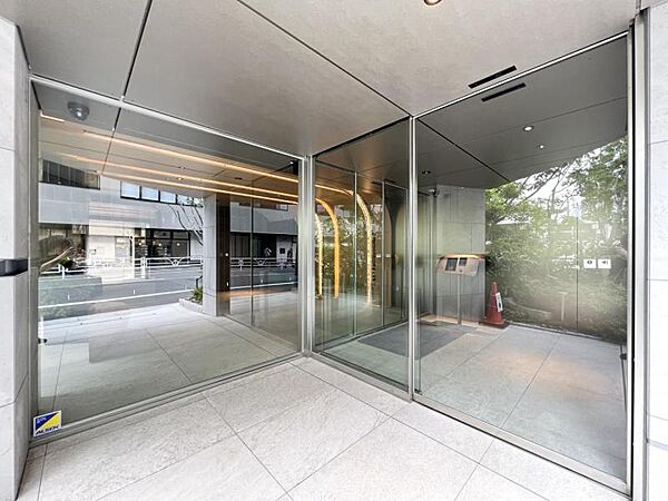 【エントランス】大きなガラス面が描く開放的な風景。内と外が美しく繋がる。
