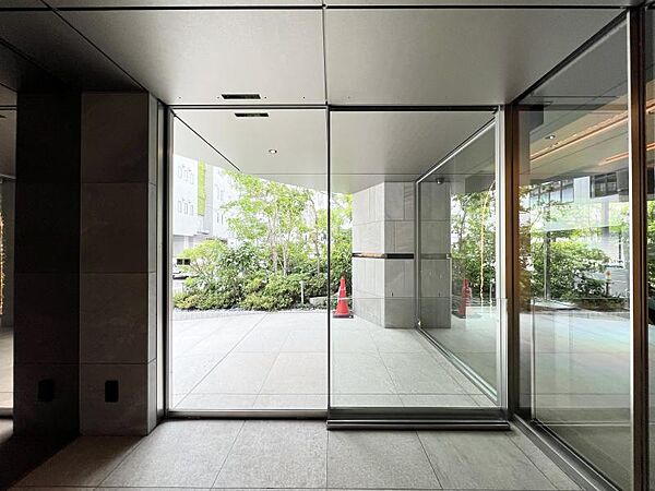 【エントランス】建物の顔となる上品なエントランス。