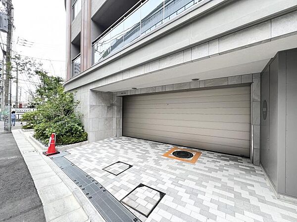 【駐車場】雨の日でも荷物の出し入れがスムーズに行えます。（空き状況要確認）