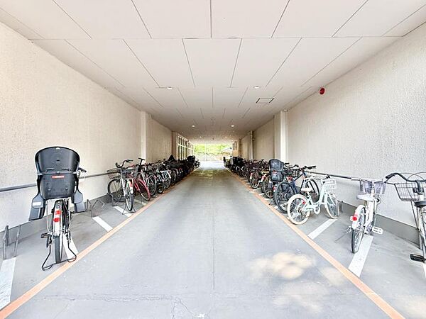 【駐輪場】　屋根付きの駐輪スペースがあり、雨の日も安心です。