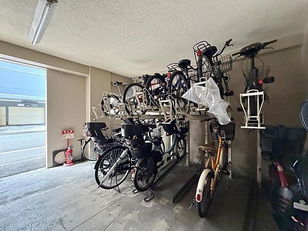 【駐輪場】屋内自転車置き場のため雨風の影響を受けにくく、保管環境も良好です。