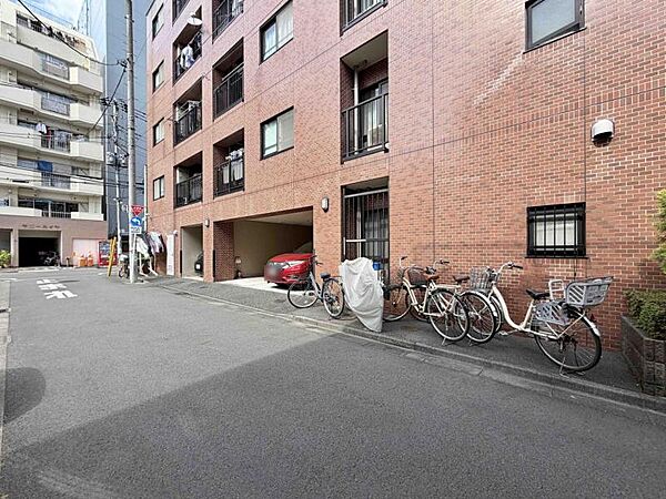 【エントランス】大通りの賑わいから離れ、落ち着いた時が流れる住環境