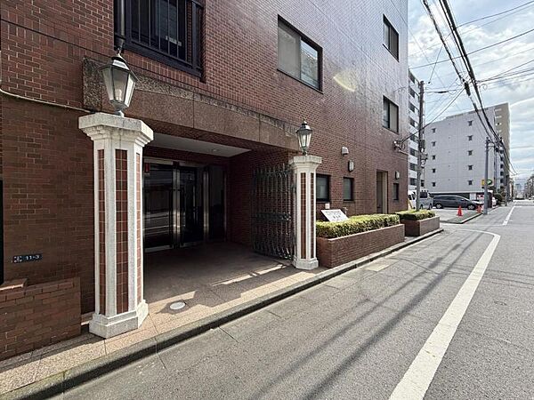 【エントランス】住む人や訪れる人を室内へと優しくエスコートします.