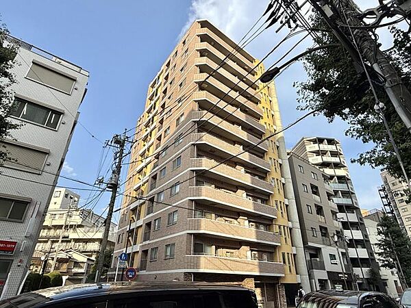 【外観】空へと伸びるシャープなライン。洗練された都市生活の象徴。