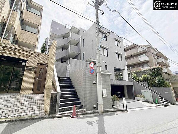 【外観】周囲の街並みと調和する落ち着いた色調。上質な日常を予感させる。