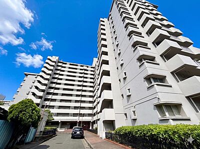 外観:【外観】街並みに溶け込みながらも存在感を放つ外観。 外観:【外観】街並みに溶け込みながらも存在感を放つ外観。