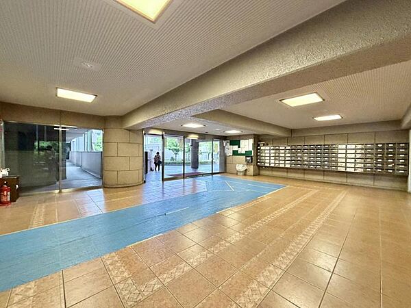 【エントランス】建物の顔となる上品なエントランス。