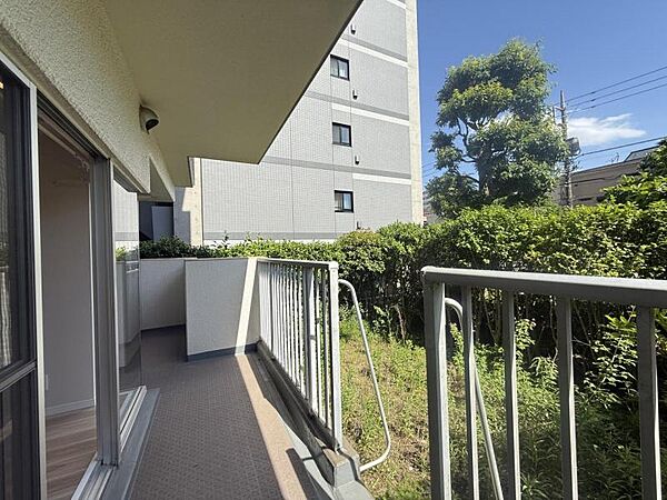 【バルコニー】心地よい風を感じながら過ごせる、ゆとりある空間です。