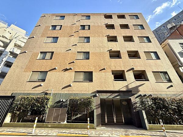 【外観】周りの自然と心地よく調和する豊かな住まい。