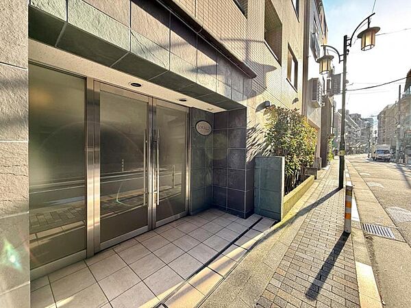 【エントランス】穏やかな日常の入り口。広々とした空間が日々の快適さに繋がります。