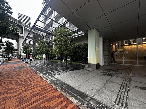 【エントランス】清潔感のある明るいエントランスが、毎日の帰宅を心地よく迎えてくれます。