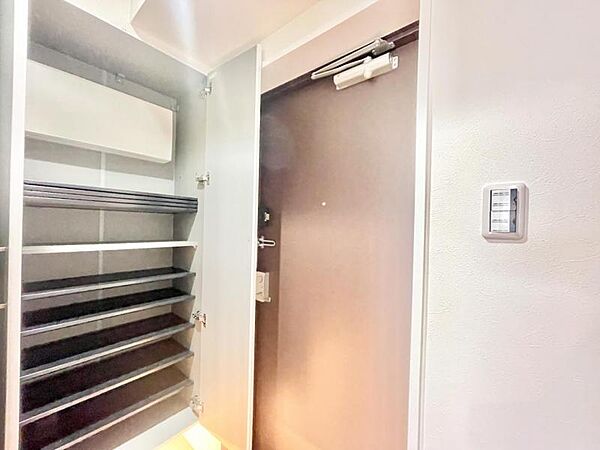 【収納】　玄関には大きなシューズボックスが備わり空間をスッキリと使えます