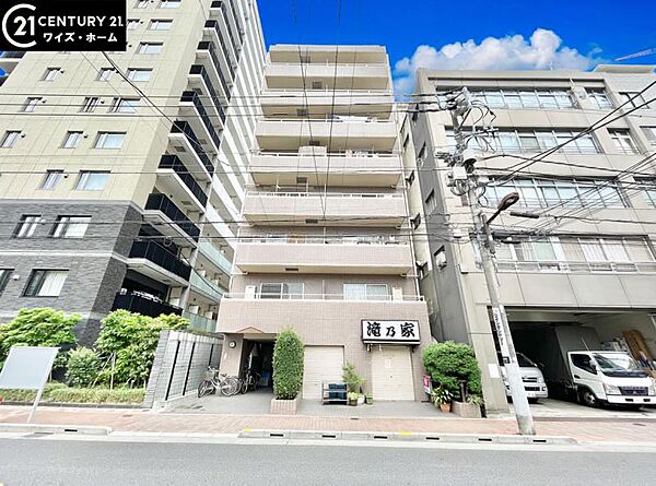 【外観】　都心に佇むスマートな外観。洗練された街並みに、静かに映える存在感です。