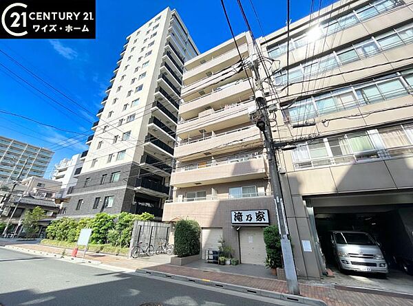 【外観】　都市の利便性と落ち着きを両立する外観デザイン。暮らしの舞台にふさわしい品格があります。