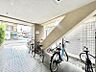 エントランス：【駐輪場】　屋根付きの駐輪場は雨の日などにとても重宝します