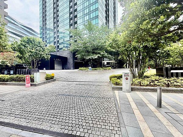 【外観】豊かな植栽に包まれたエントランスアプローチ。