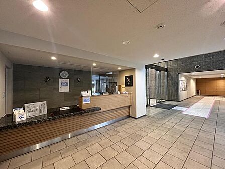 【エントランス】建物の顔となる上品なエントランス。