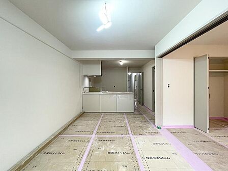 【洋室:13.6帖】 新築同様の心地よさを。最新の住設が揃う、快適リビングへ進化中。
