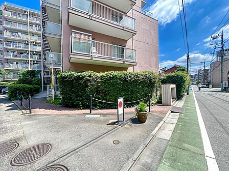 【エントランス】　しっかりと管理が行き届き開放感があり明るいマンションの顔