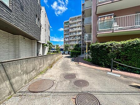【エントランス】　管理の良さが一目でわかる、清掃の行き届いた開放的なエントランス。