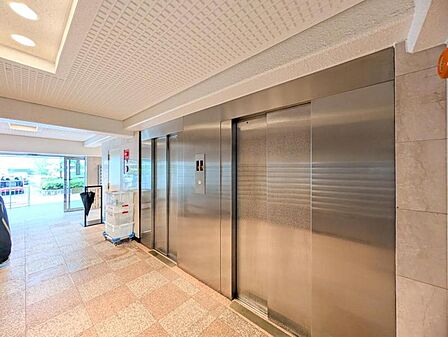 【エレベーター】 しっかりと管理が行き届いており、いつも共用部は綺麗に保たれています