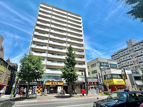 【外観】　段層が織りなすリズム感。光と影が美しく交差するモダンな造形。