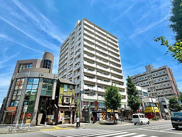 【外観】　周囲の街並みと調和する落ち着いた色調。上質な日常を予感させる。