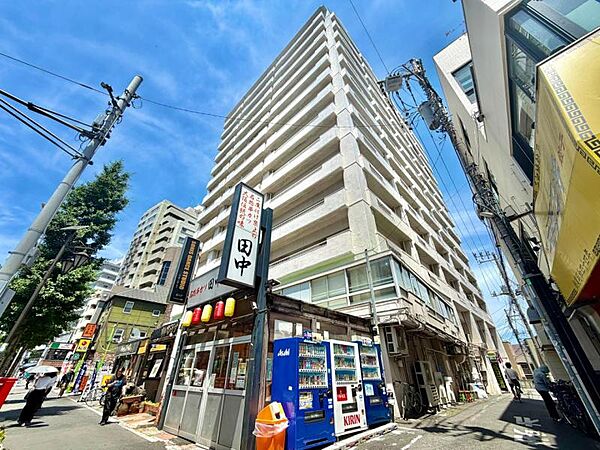 【外観】　陽光をたっぷりと取り込む明るい住空間。圧迫感がなく街並みに馴染む落ち着いた佇まい