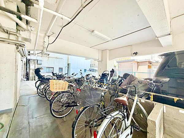 【駐輪場】　建物内に整理された駐輪場があり、愛車の保管に便利。