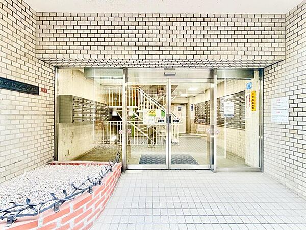 【エントランス】　「ただいま」を優しく包む、温かな光とゆとりあるエントランス。