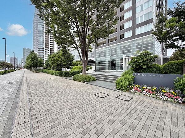 【外観】手入れの行き届いたカラフルな植栽が、出迎えてくれます。