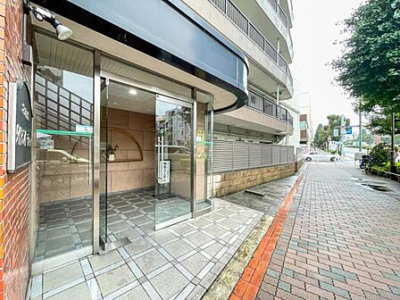 【エントランス】 清潔感のある明るいエントランスが、毎日の帰宅を心地よく迎えてくれます。