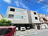 外観：【外観】　周囲の街並みと調和する落ち着いた色調。上質な日常を予感させる。
