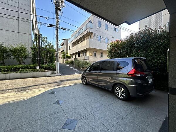 【エントランス】上質な雰囲気を纏う共用スペース。