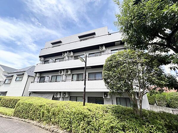 【外観】圧迫感がなく街並みに馴染む落ち着いた佇まい。