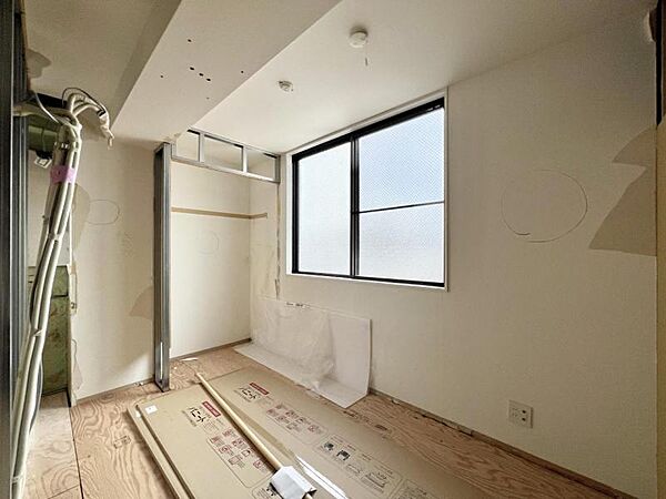 【洋室：5帖】すべてのお部屋に窓があるので風通しがいいです。
