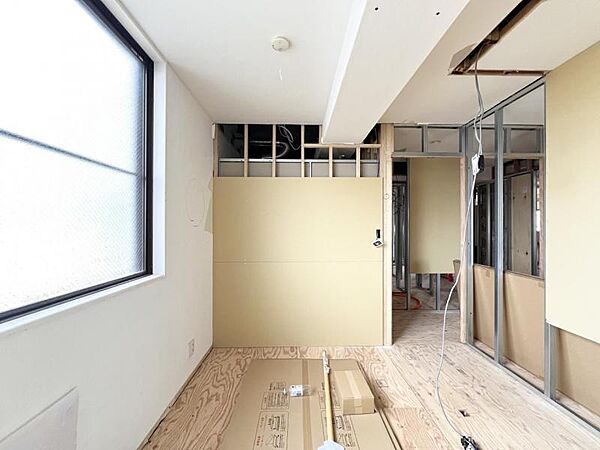 【洋室：5帖】家族の気配を感じながらも、集中できる“自分時間”を確保できます。