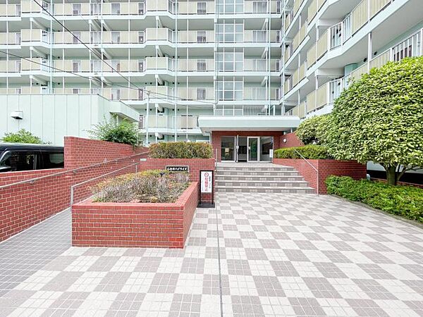 【エントランス】　しっかりと管理が行き届き開放感があり明るいマンションの顔