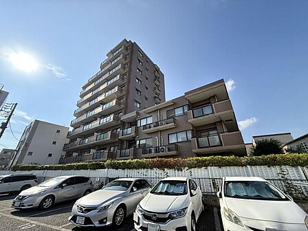 【エントランス】しっかりと管理が行き届き開放感があり明るいマンションの顔