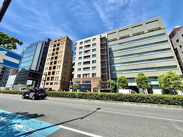 【外観】静かな存在感を放つ建物外観。