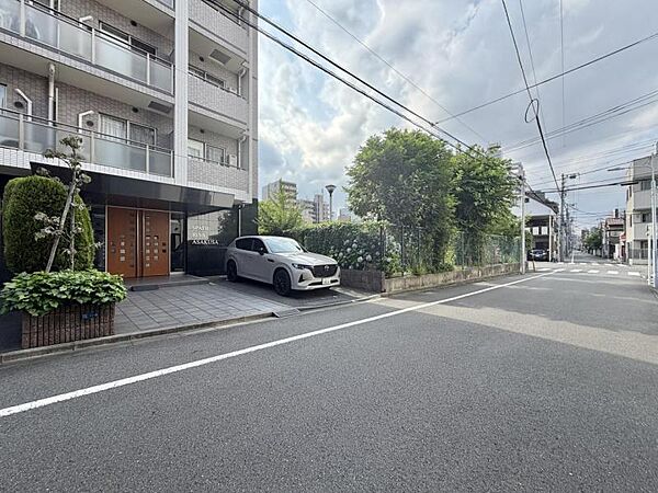 車の出し入れもスムーズな使い勝手の良い駐車スペースです。