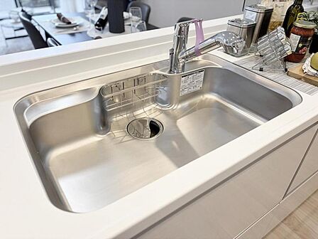 収納スペースが豊富で、調理器具や食材もスッキリ片付きます。