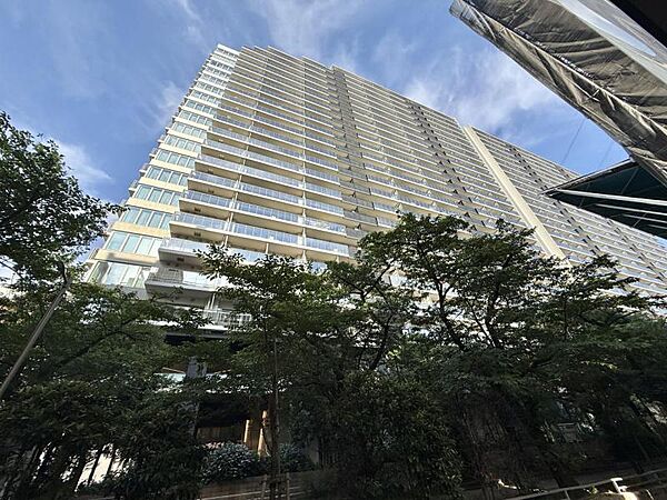 【外観】直線美が際立つスタイリッシュなフォルム。