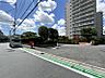 エントランス：【前面道路】　幅員にゆとりある前面道路。視界が広がり、確かな開放感があります。