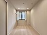 室内：【洋室:5帖】フローリング仕様でお手入れもしやすいお部屋です。
